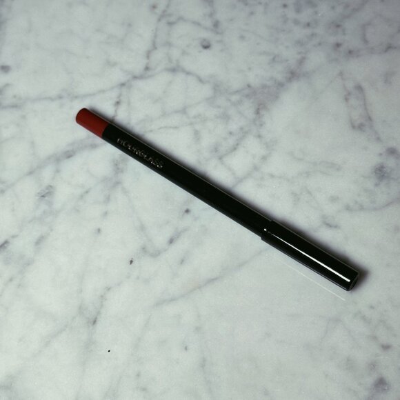 Hourglass Shape & Sculpt Lip Liner | Incite (7) - True Red | NEW MAKEUP - Picture 3 of 5